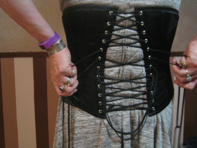 Wearing a Corset for Crossdressing: Pulling the Top Left and Top Right Laces